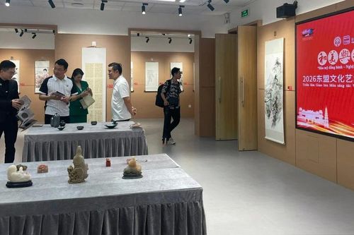 Thưởng thức nghệ thuật thư họa, thủ công Trung Quốc trong triển lãm tại Hà Nội