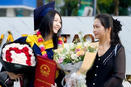 Khoảnh khắc tốt nghiệp: Người được gia đình kề bên, người lặng lẽ tự mình đón nhận