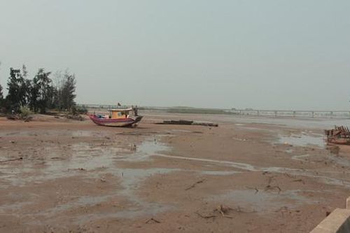 Cận cảnh cảng cá bị bồi lắng nghiêm trọng, tàu thuyền không thể cập bến