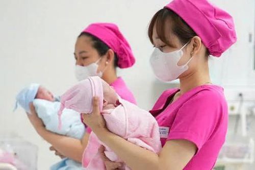 Thưởng tiền cho người sinh đủ hai con