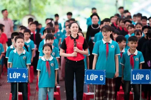 Bảo Anh đến vùng biên, cùng học sinh hát Quốc ca trong dịp 30/4