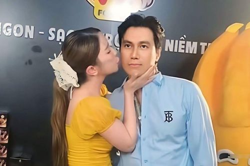 Quỳnh Nga tình tứ hôn Việt Anh