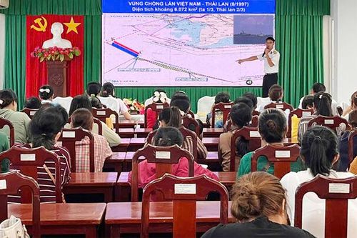 Gần 100 hội viên phụ nữ Hà Tiên được tuyên truyền về biển, đảo