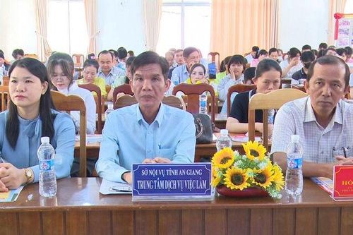 Hơn 150 người lao động xã Nhơn Mỹ tham gia ngày hội việc làm
