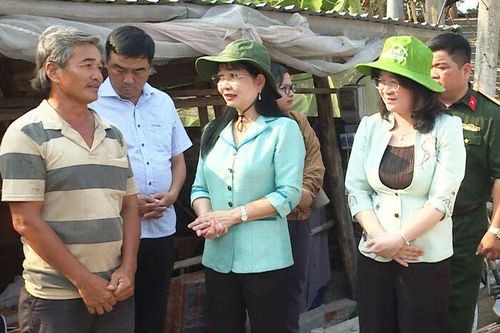 Đồng chí Trần Thị Thanh Hương thăm và trao hỗ trợ cho các hộ dân bị thiệt hại do giông lốc tại xã Thạnh Mỹ Tây