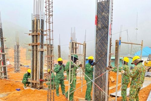 Những 'người lính thợ' vun đắp ước mơ đến trường nơi biên giới