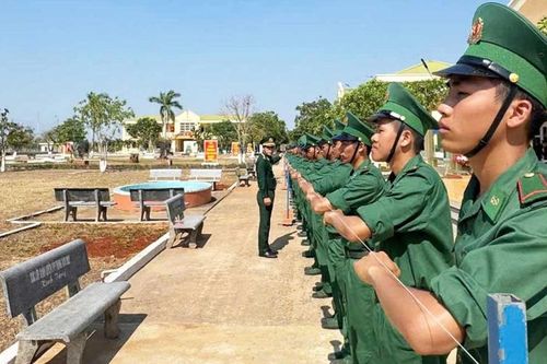 Giữ quân số khỏe giữa nắng nóng thao trường