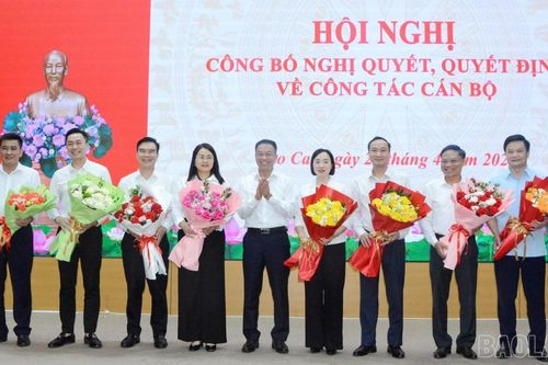Thường trực HĐND tỉnh công bố nghị quyết, quyết định về công tác cán bộ