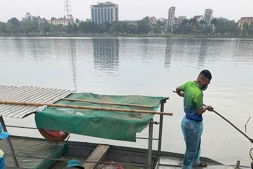 Khẩn trương xử lý tình trạng cá chết hàng loạt tại hồ Công viên Văn Lang