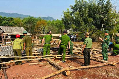 Xã Tà Rụt: Kịp thời hỗ trợ khắc phục nhà dân tốc mái do lốc xoáy