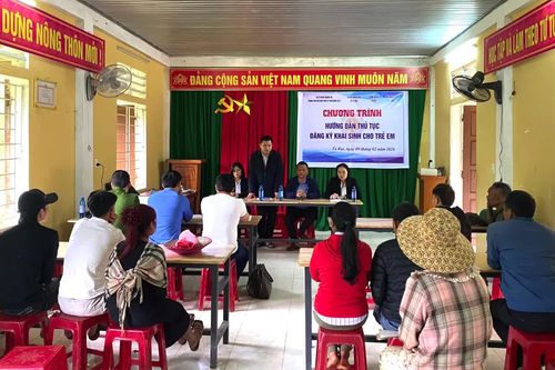 Hỗ trợ đăng ký khai sinh cho trẻ em ở vùng biên giới