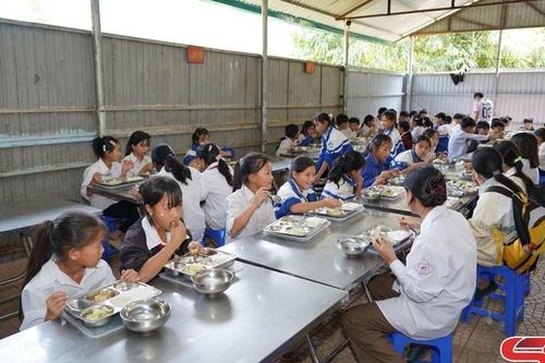 Bữa ăn bán trú giúp học sinh vùng cao bám lớp
