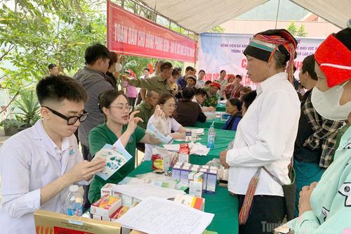 Khám, cấp phát thuốc miễn phí cho người dân xã Lao Chải