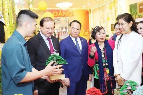 Uốn kim loại thành bonsai