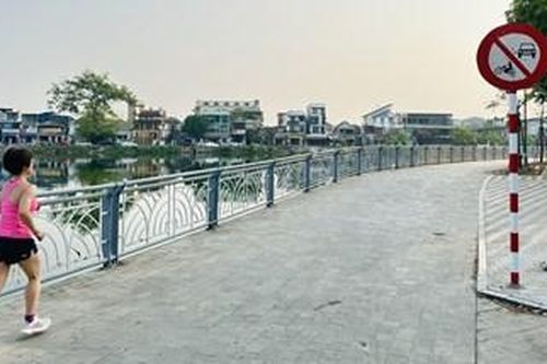 Lắp đặt biển báo cấm ô tô, xe máy lưu thông trên tuyến đường đi bộ dọc sông Như Ý