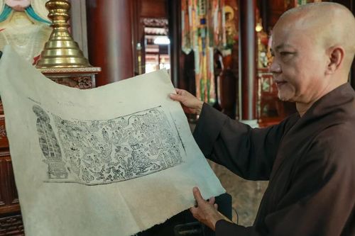 Tăng Ni sinh Học viện Phật giáo VN tại Huế trải nghiệm in kinh từ các bản khắc gỗ