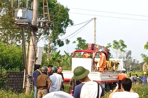 Nghệ An: Phát hiện nam sinh lớp 8 tử vong trên cột điện