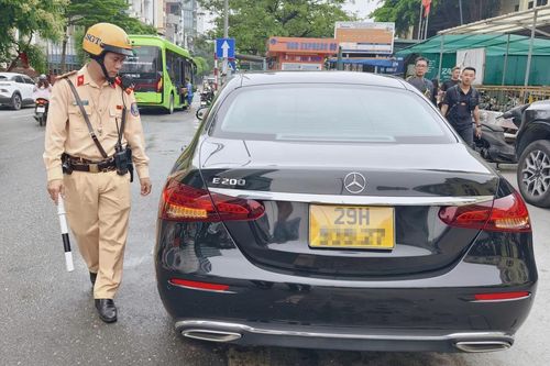 Hà Nội: CSGT xử lý hàng loạt ô tô, taxi công nghệ dừng đỗ trái phép dọc đường 'Ba nhất'
