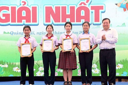 Trao giải Cuộc thi thiếu nhi vẽ tranh theo sách với chủ đề 'Theo trang sách – Tự hào lịch sử quê hương Quảng Ngãi'