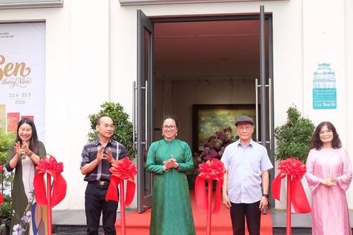 'Sen tháng Năm' giữa phố cổ Hà Nội