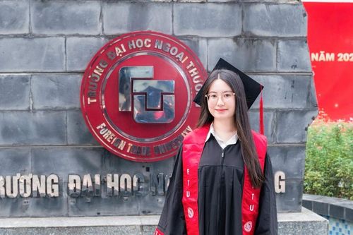 Nữ sinh Ngoại thương chia sẻ cách đi chậm để bước xa với tấm bằng Xuất sắc