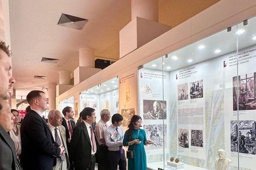 Trưng bày '156 hình tượng Lênin' tại Bảo tàng Hồ Chí Minh