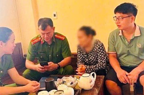 Suýt mất 5.000 USD vì tin món quà của người đàn ông quen trên mạng