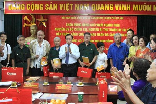 Nguyên lãnh đạo thành phố Hà Nội trao quà cho nạn nhân chất độc da cam