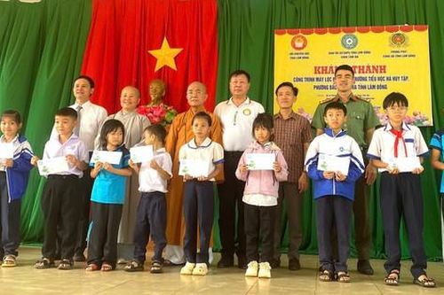 Hội Khuyến học tỉnh Lâm Đồng phối hợp trao tặng máy lọc nước và học bổng cho học sinh vùng khó khăn