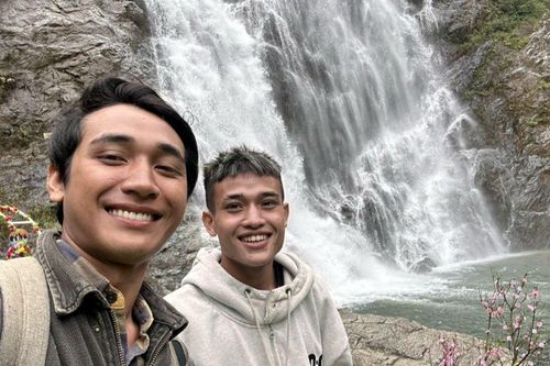 Đoàn tụ sau 17 năm thất lạc: Câu chuyện tìm em suốt gần 2 thập kỷ của chàng trai Jơ Ngõ Ya Văn khiến nhiều người rơi nước mắt