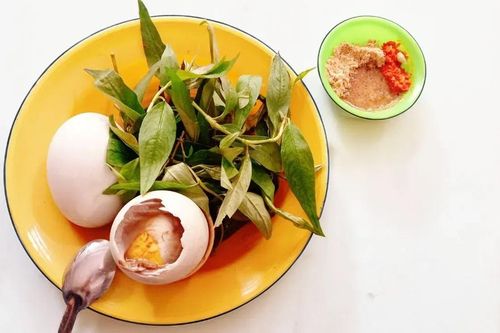 Trứng vịt lộn không phải ai ăn cũng tốt: 4 nhóm người cần đặc biệt dè chừng