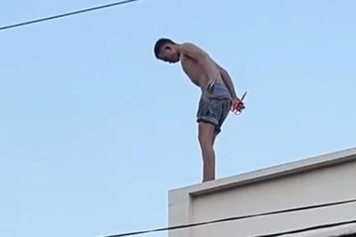 Công an nhanh chóng khống chế thanh niên nghi ngáo đá, leo lên mái nhà người dân đập phá