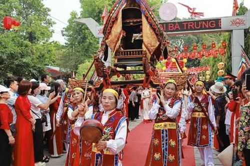 Hàng ngàn người dân đến dự lễ, dâng hương tri ân công đức Hai Bà Trưng tại đền Hát Môn