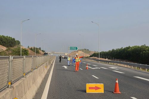 Tạm đóng một số đoạn cao tốc Bắc - Nam qua Quảng Trị để lắp giá long môn