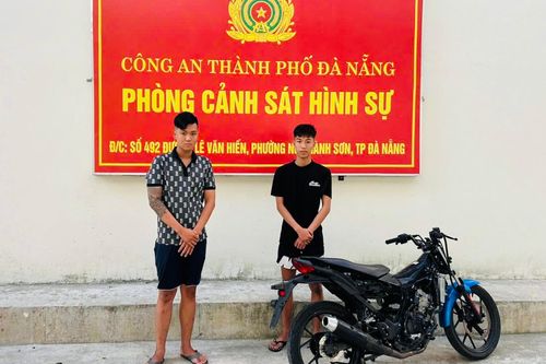Hai thanh niên cầm hung khí, phóng xe bạt mạng ở Đà Nẵng