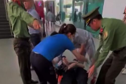 Nữ y sĩ ép tim, giành giật sự sống cho thanh niên 27 tuổi ngã quỵ giữa sân bay