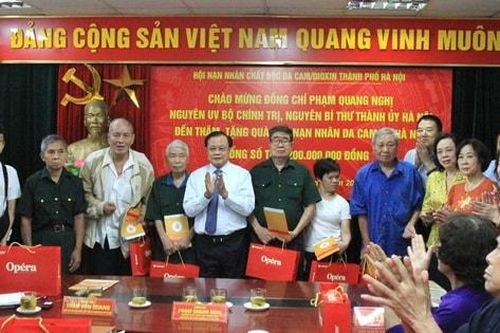 Nguyên Bí thư Thành ủy Phạm Quang Nghị trao quà hỗ trợ các nạn nhân chất độc da cam