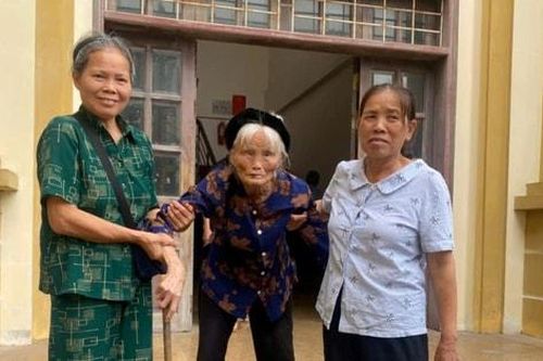 Hai con dâu dìu cụ bà 96 tuổi đến nhận kinh phí GPMB dự án Khu đô thị Olympic