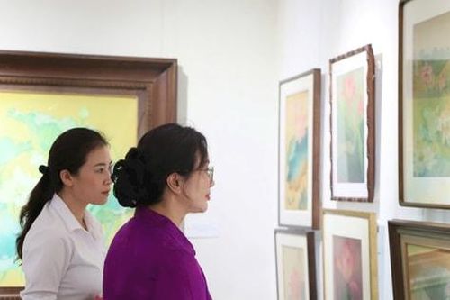 Tôn vinh hình tượng hoa sen qua triển lãm 'Sen tháng năm'