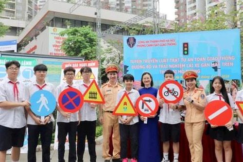 Học sinh Hà Nội 'hóa thân' làm chiến sĩ Cảnh sát giao thông
