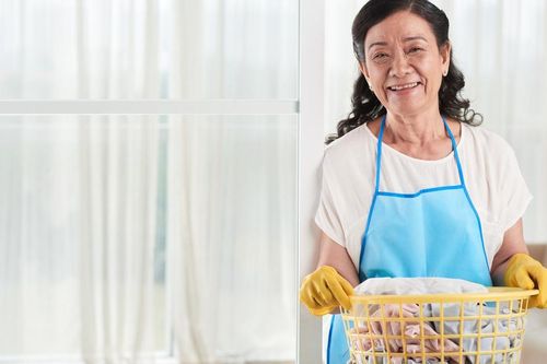 Làm giúp việc cho gia đình giàu có 10 năm, thứ họ tặng khi nghỉ việc khiến tôi lặng người