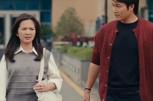 Đình Tú ghen tuông khi Ngọc Huyền cười 'tỏa nắng' với đối tác
