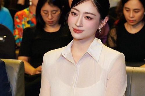 Sơ mi xuyên thấu thanh lịch, nổi bật như Lương Thùy Linh