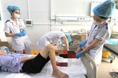 Suýt mất mạng vì tự bôi dầu gió, chườm đá vào vết thương