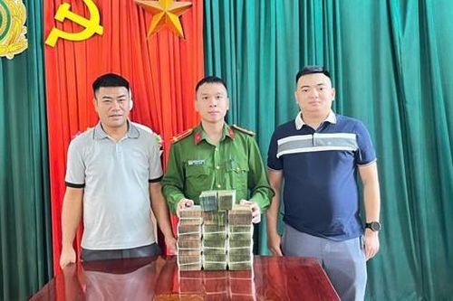 Thấy số dư nhận hơn 2 tỉ đồng từ tài khoản lạ, nam thanh niên vội báo công an