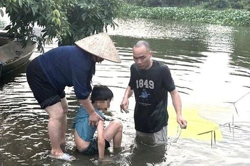 Cố bơi ra sông lấy lại diều đứt dây, bé trai 12 tuổi suýt chết đuối