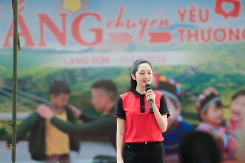 Bảo Anh trao yêu thương đến mầm non vùng biên giới, hòa giọng hát cùng học sinh