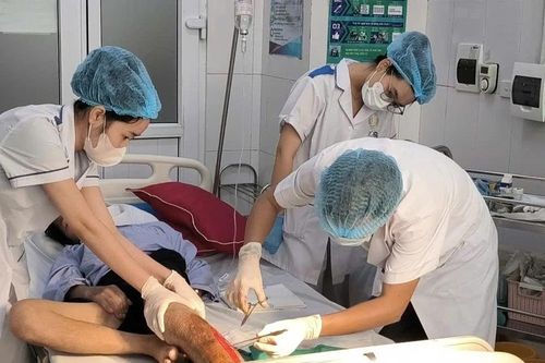 Hoại tử nguy kịch vì tự bôi dầu gió, chườm đá vào vết thương