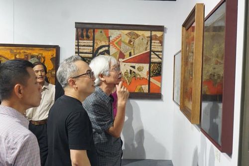 Triển lãm chuyên đề sơn mài 'Quê hương và người chiến sĩ' tôn vinh nghệ thuật truyền thống Việt Nam