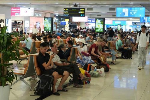 Khách qua sân bay Nội Bài tăng khoảng 15%, khuyến cáo khách đến sớm tránh mất tiền oan